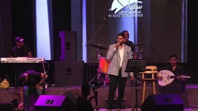 أول صور من حفلة أحمد سالم الشهير بالمطرب النقاش في ساقية الصاوي