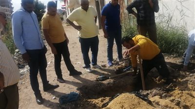 إزالة التعديات على شبكة مياه الشرب بالإسكندرية (صور)
