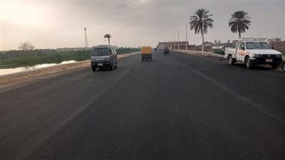 محافظ الإسماعيلية يتابع أعمال رصف وتطوير طريق الإسماعيلية - السويس