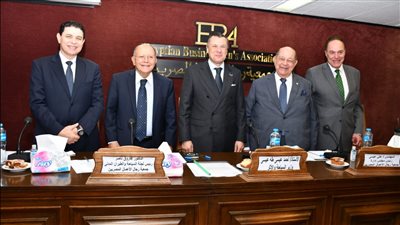 مباحثات بين السياحة وجمعية رجال الأعمال المصريين للنهوض بالقطاع
