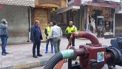 رئيس صرف الإسكندرية يتفقد تمركزات السيارات في الشوارع (صور)