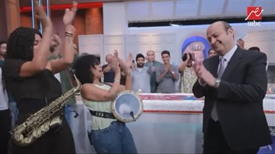 شاهد.. عمرو أديب في عيد ميلاده يرقص على 