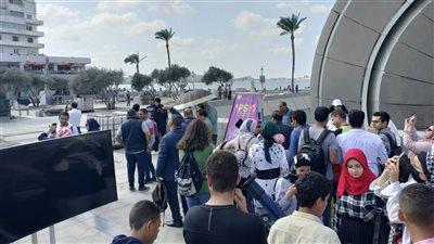 شاهد.. زحام المواطنين لرصد ظاهر كسوف الشمس من ساحة مكتبة الإسكندرية (صور)