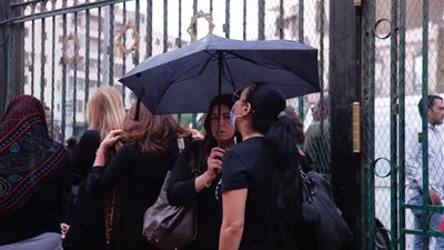 بالشماسي.. أسرة فريد الديب أمام مسجد السيدة زينب انتظارا لأداء صلاة الجنازة