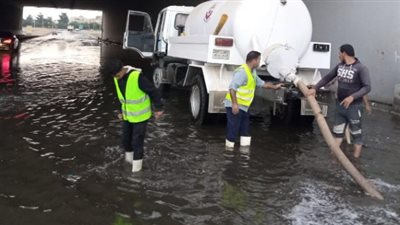 الدفع بسيارات لشفط المياه فى نفق الدائرى