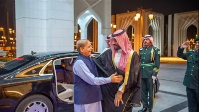 ولي العهد يستقبل رئيس وزراء جمهورية باكستان