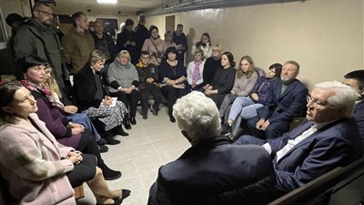 بسبب غارة جوية.. الرئيس الألماني يحتمي بملجأ أوكراني
