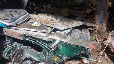 عاجل.. تهشم عدد من السيارات إثر انزلاق مقطورة من أعلى كوبري ثروت 