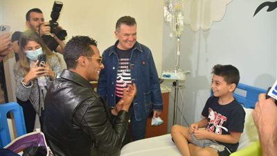 بالصور.. محمد رمضان يزور مستشفى علاج سرطان الأطفال في بيروت 