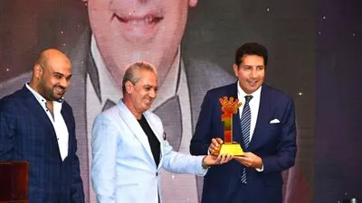 تكريم هاني رمزي في حفل جوائز 