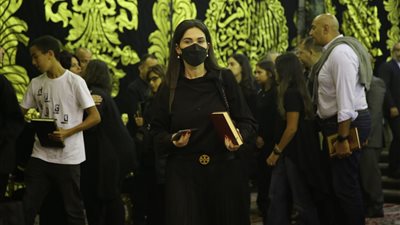 علاء مبارك يؤدي واجب العزاء في المحامي فريد الديب بعمر مكرم (فيديو)