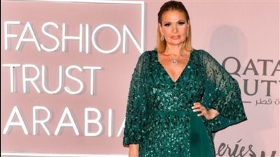 يسرا تنشر عدة صور لها من معرض فني 