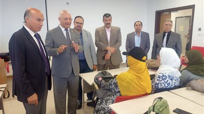 رئيس جامعة بنها يتفقد الدراسة بالجامعة الأهلية بالعبور ويلتقي بالطلاب 