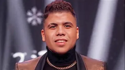 صور.. أول ظهور لعمر كمال بعد جراحة تجميل زراعة شعر الذقن