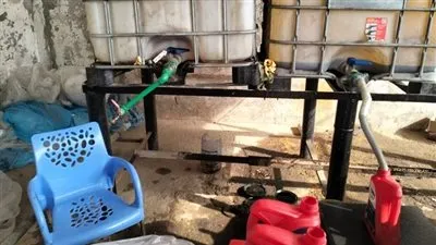 جهاز حماية المستهلك يضبط مصنع لإعادة تدوير زيوت محركات السيارات 