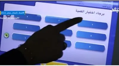 شاهد.. عزة مصطفى تحجز تذكرة لمترو الأنفاق إلكترونيا