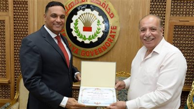 محافظ الدقهلية يكرم مدير مكتبه لتعيينه سكرتيرا عاما لأسوان