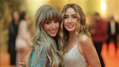 شاهد.. هنا الزاهد تفاجئ جمهورها بصور من الطفولة مع شقيقتها