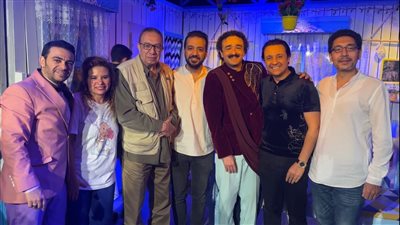 بينهم فنانين ومخرجين وكُتاب.. النجوم يشيدون بمسرحية 