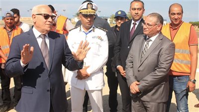 محافظ بورسعيد يشهد محاكاة للتعامل مع حريق محرك طائرة 