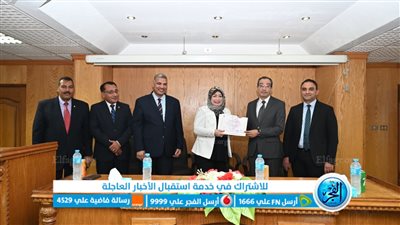 رئيس جامعة الفيوم يكرم المتدربين في دورة المدرب المحترف