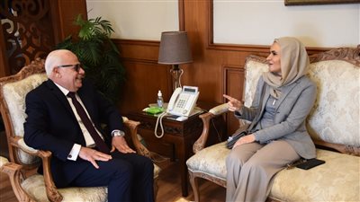 محافظ بورسعيد يستقبل وزيرة الاستثمار السابقة عضو مجلس أمناء بيت الزكاة
