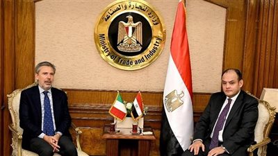 مشاورات لتدشين خط ملاحي تجاري جديد بين مصر وإيطاليا