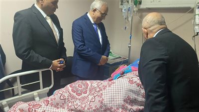 وزير التعليم يزور الطالبة هنا أشرف بعد إصابتها بحالة إعياء خلال اليوم الدراسي