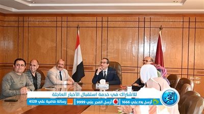 رئيس جامعة الفيوم يكرم فريق منتخب مسرح الجامعة