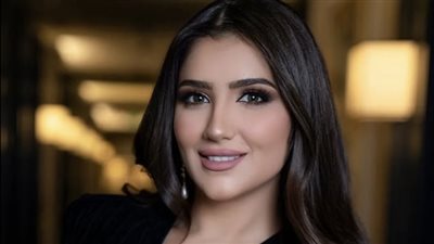 مي عمر تتألق من العرض الأول لفيلمها 'تحت تهديد السلاح' بالرياض