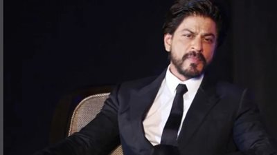 بحركته الشهيرة.. شاروخان ينشر فيديو للجمهور من أمام منزله في عيد ميلاده