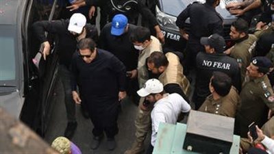 القصة الكاملة لهروب عمران خان وبحث الشرطة الباكستانية عنه