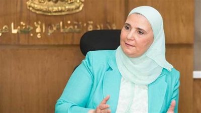 وزيرة التضامن تتابع حادث تصادم سيارتين بالطريق الصحراوي اتجاه سوهاج