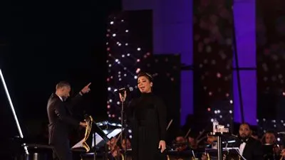  أصالة تحيي أبنائها وزوجها أثناء تواجدهم في  حفلها بختام مهرجان الموسيقى العربية