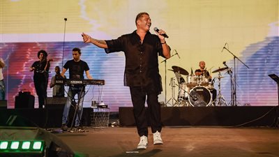 عمرو دياب يشعل موسم الرياض بحفل جماهيري ضخم