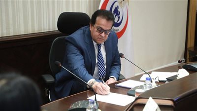 خالد عبدالغفار يبحث مع منظمة الصحة العالمية نقل أحدث تكنولوجيا تصنيع اللقاحات إلى شركة 