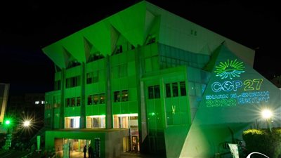 إضاءة مبنى مكتبة الإسكندرية باللون الأخضر احتفالا بانطلاق قمة المناخ COP27
