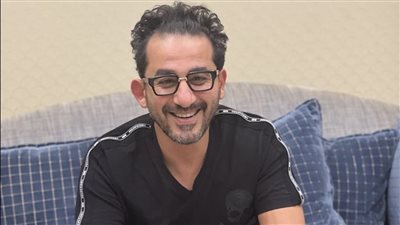 تركي آل الشيخ ينشر صورة لـ أحمد حلمي لحظة ترك بصمته على حائط المشاهير