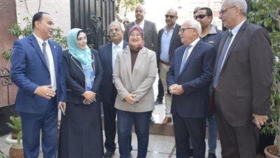 محافظ بورسعيد يتابع سير وانتظام العملية التعليمية بمدرسة القناة الإعدادية 