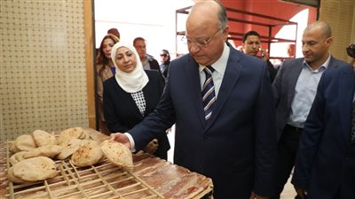 منها الخبز المدعم.. محافظ القاهرة يتفقد حى الأسمرات لمتابعة توافر الخدمات 