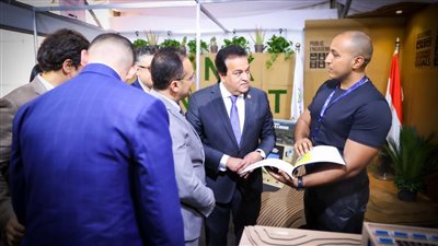 وزير الصحة يتفقد جناح الهيئة العامة للرعاية الصحية بمؤتمر المناخ 