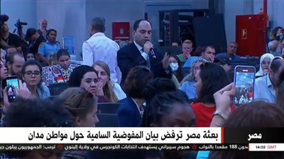 عمرو درويش مهاجمًا شقيقة علاء عبد الفتاح: أخوكي سجين جنائي ولا يستحق عفو رئاسي (فيديو)