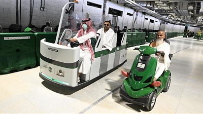 شؤون الحرمين توفر قاطرة كهربائية لنقل كبار السن وذوي الإعاقة خلال الطواف