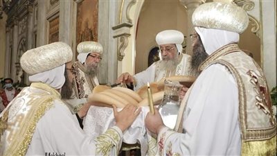 رسامة ١٨ من كهنة الإسكندرية قمامصة بيد البابا تواضروس