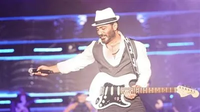 تامر حسني ينشر صورا له من حفله بسلطنة عمان 