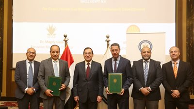 عاجل.. مصر توقع 7 اتفاقيات في قطاع البترول لخفض الانبعاثات الكربونية 