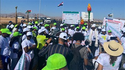 شاهد.. مسيرة للمطالبة بالعدالة والتمويل المناخي وحقوق الشعوب الأكثر فقرًا