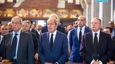 البابا تواضروس يصلي تجنيز الدكتور رؤوف غبور