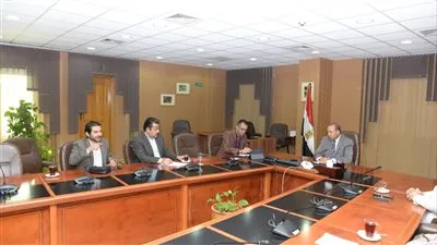 رئيس جامعة المنصورة يبحث خطة رقمنة أنظمة الحجز للكشف بالعيادات 