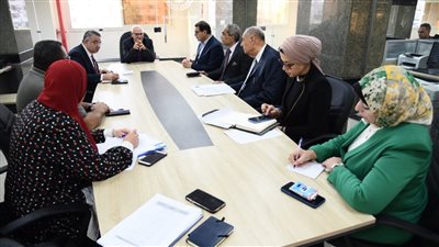 محافظ بورسعيد يتابع سير العمل بالإدارة المالية بالديوان العام للمحافظة